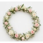 Blomsterkrans till håret med rosa rosor och brudslöja