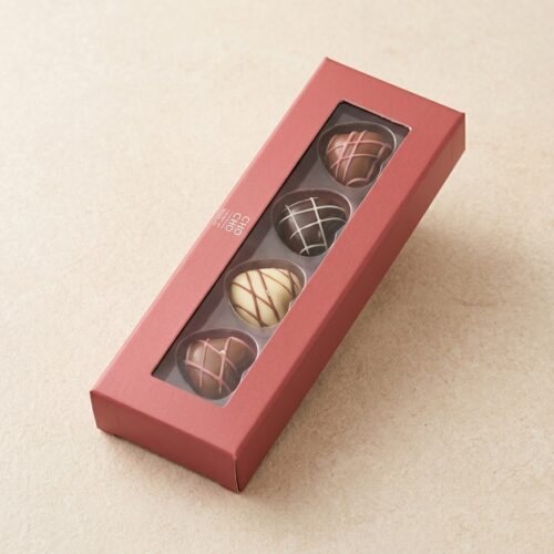 CHO CHO pralinhjärtan 4-pack i hallonröd ask sedd från sidan